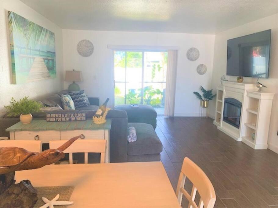 Beautiful Bright & Sparkling 2Bed 1Bath Beach Retreat - Unit 212 코코아비치 외부 사진