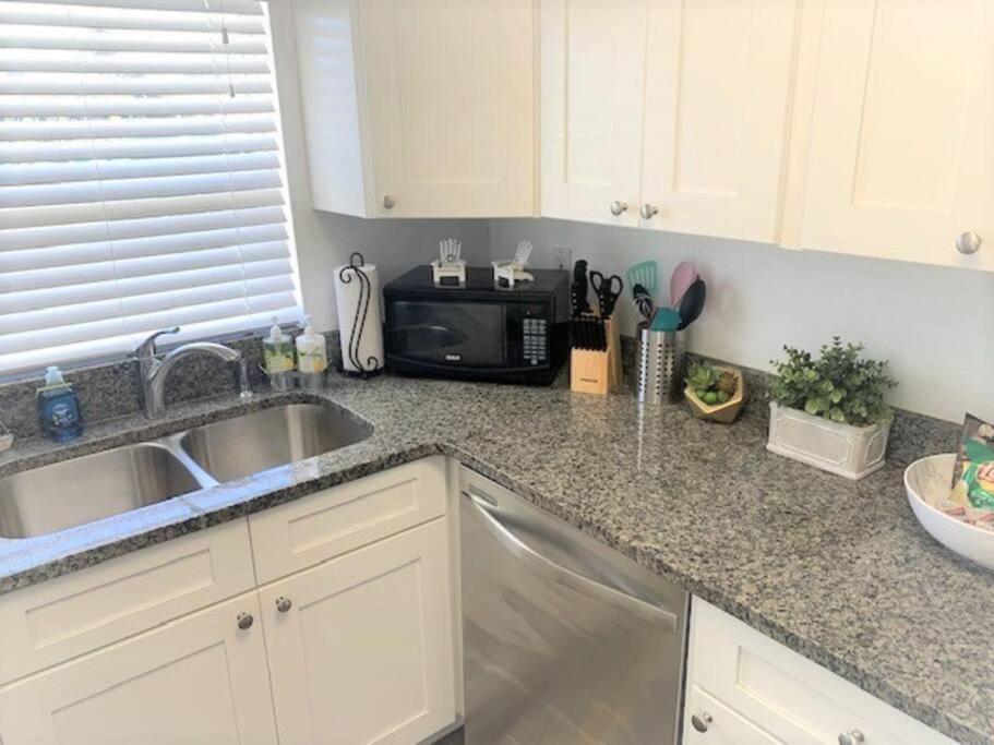 Beautiful Bright & Sparkling 2Bed 1Bath Beach Retreat - Unit 212 코코아비치 외부 사진